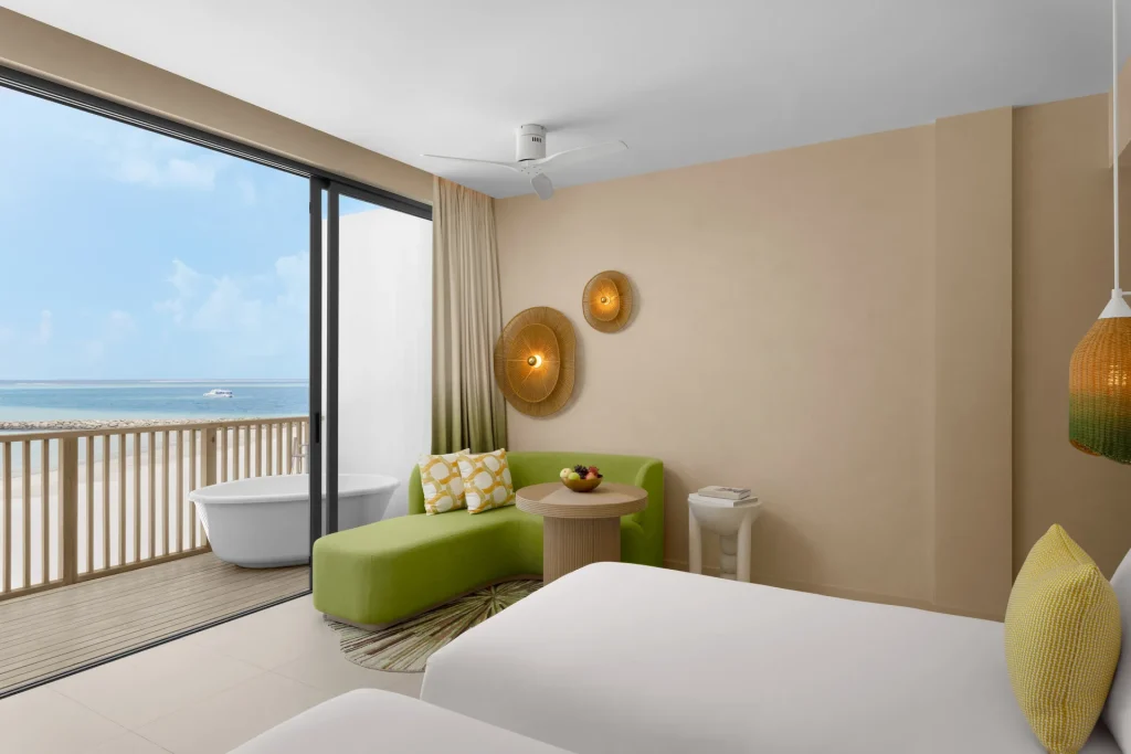 02-cmlm-panoramic-lagoon-room-with-open-air-bath-05